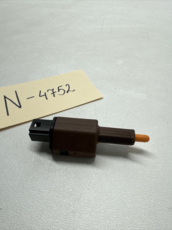 17-22 TESLA MODEL Y/3 LEFT DRIVER SIDE BRAKE STOP PEDAL SENSOR SWITCH 4752 B143
