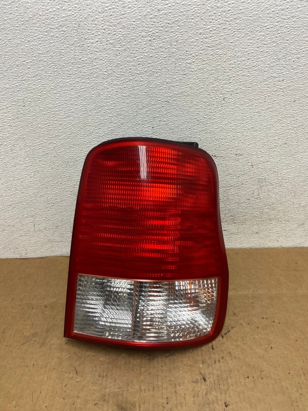 2002 Kia Sedona Right Passenger RH Side Tail Light Oem AD4764 LK