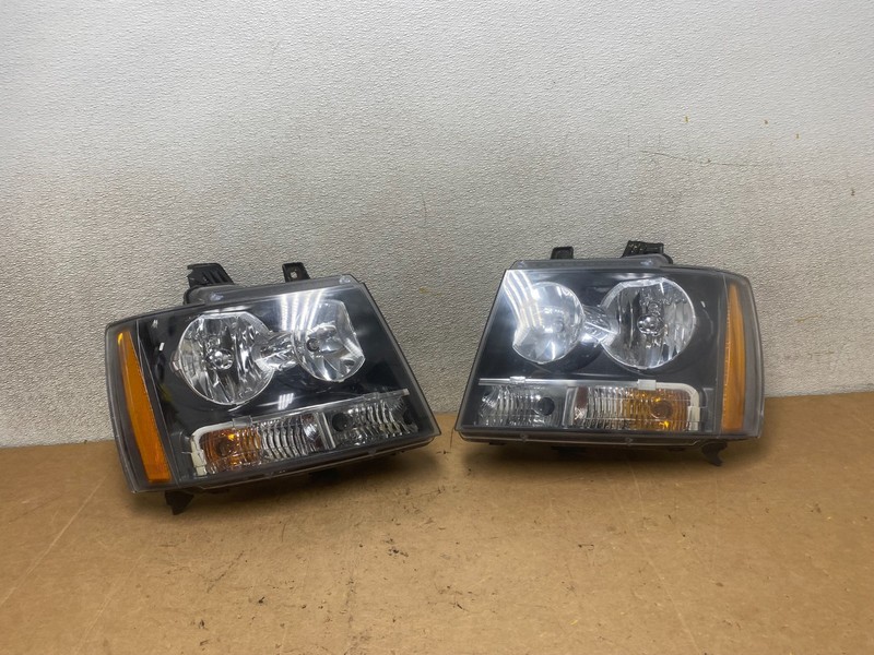 2007 to 2013 Chevrolet Suburban Tahoe Left+Right Set Headlights X5541 DW