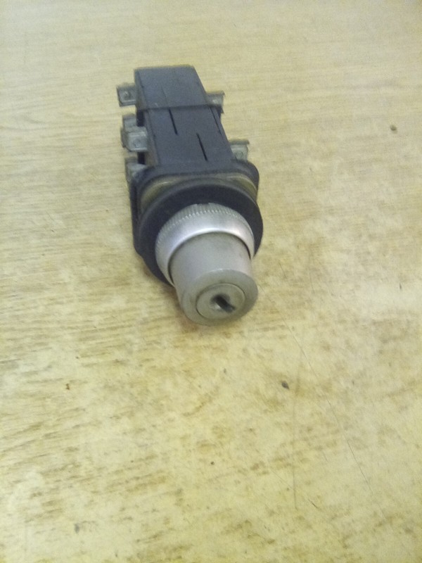 Allen Bradley 800T-XB9 Selector Switch "NO KEY"
