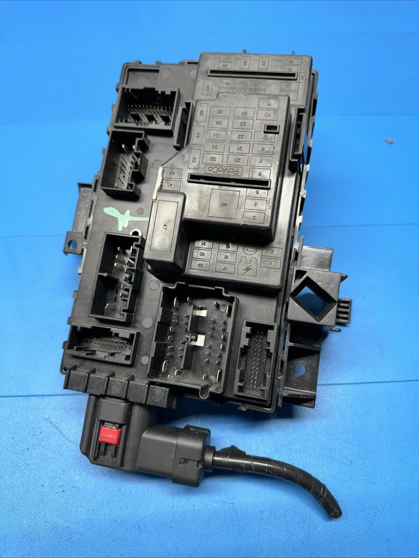 9L1T15604AB | 07 - 14 FORD EXPEDITION THEFT LOCKING SMART JUNCTION FUSE BOX OEM