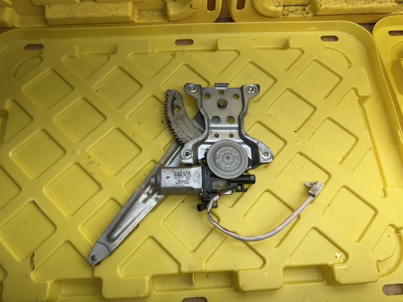 1996 -2002 TOYOTA 4RUNNER REAR RIGHTWINDOW MOTOR/REGULATOR 85710-35110 OEM