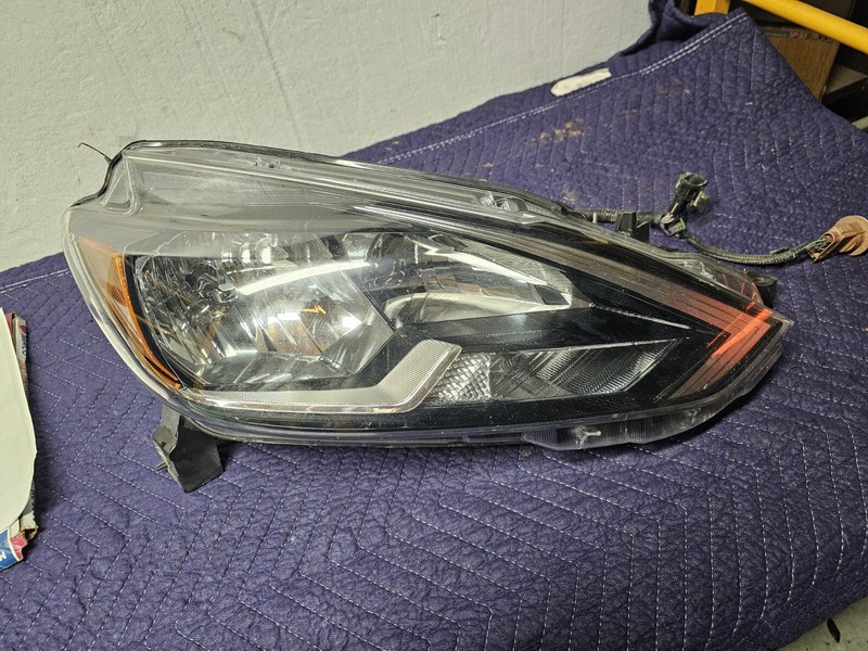2017 2018 2019 Nissan Sentra Headlight Passenger Right RH Halogen Broken tab