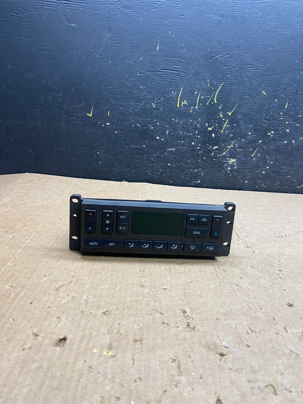 2003 to 2006 Lincoln Town Car OEM Climate Control Panel OEM z4225 DG
