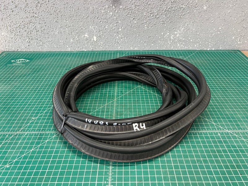 14-22 Range Rover L494 REAR WEATHERSTRIP GASKET SEAL OEM