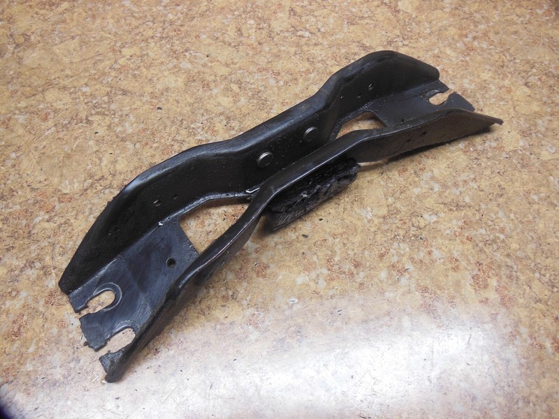 2004 Ford Mustang 3.9L 3.9 L Engine Transmission Cross Member Bracket Support 04