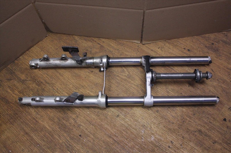 1988 YAMAHA FZ 600 FRONT FORKS LOWER TRIPLE TREE CLAMP STEERING STEM FZ600 88