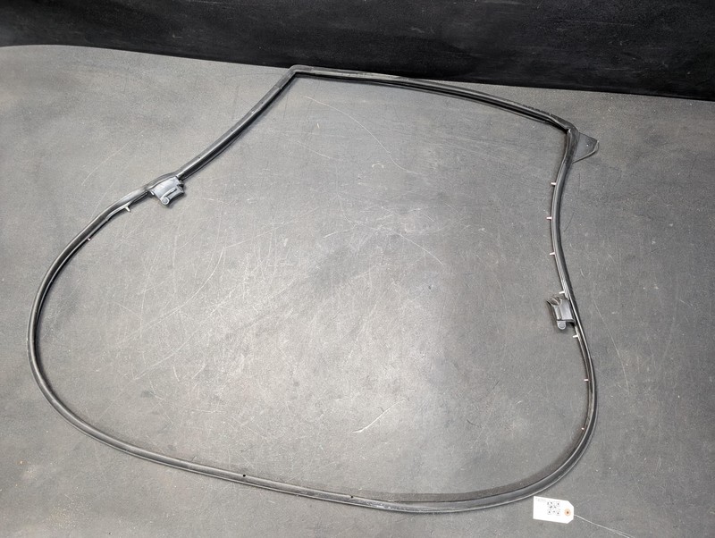 Rear Left Door Weatherstrip 2020 Toyota RAV4 67872-0R050 2019 2021 2022 - 2024