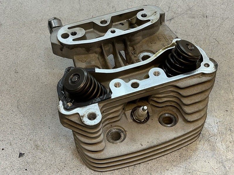 97 Harley Davidson XL 883 Sportster Rear Engine Motor Cylinder Head XL883