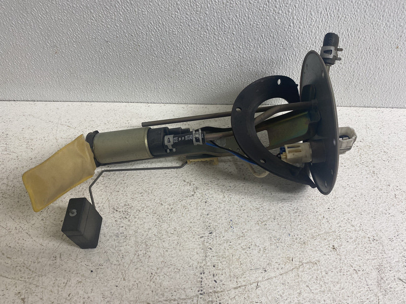 2001-2004 Chevy Tracker 4 Door Fuel Pump w Sending Unit & Bracket