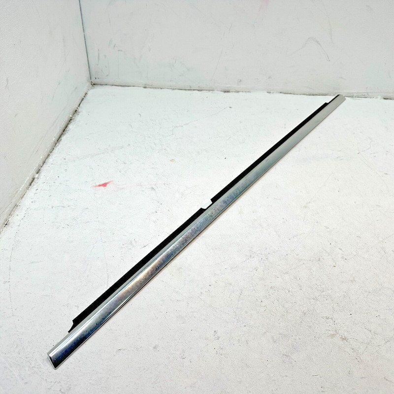 2014-2016 MERCEDES E350 W212 REAR PASSENGER DOOR WINDOW MOLDING SEALING RAIL OEM