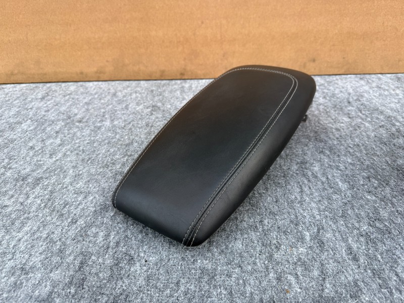 FORD MUSTANG MACH-E 21-25 OEM CENTER CONSOLE ARMREST ASSEMBLY BLACK/ WHITE STICH