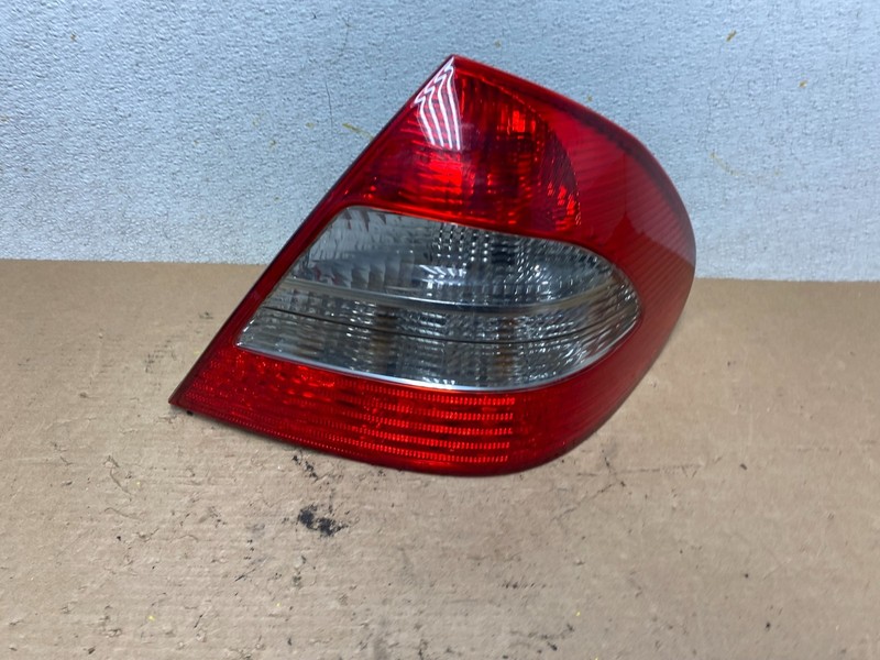 2007 - 2009 Mercedes E E320 E500 Sedan Right Passenger Tail Light OEM P1215 DW