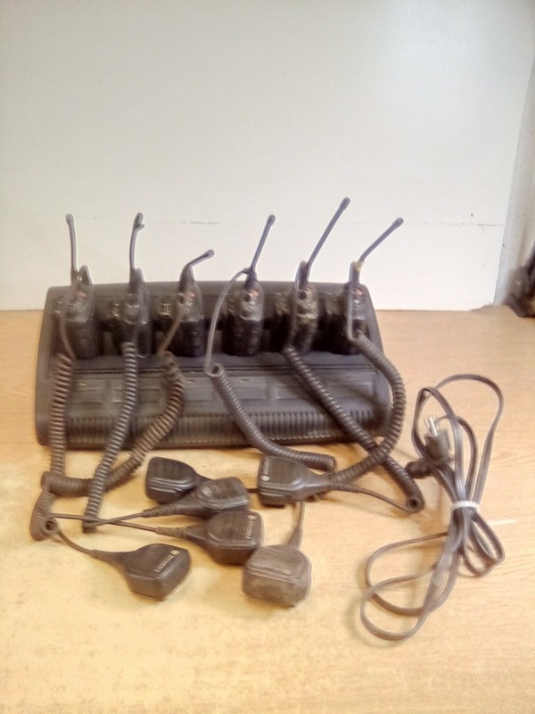 Motorola WPLN4197A 6 Port Charging Station W/ 6 AAH25RDH9DP5AN HT1250 LS+
