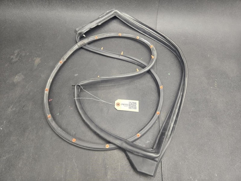Rear Left Door Weatherstrip 2021 Toyota C-HR 67872-F4010 2018 2019 2020 2022