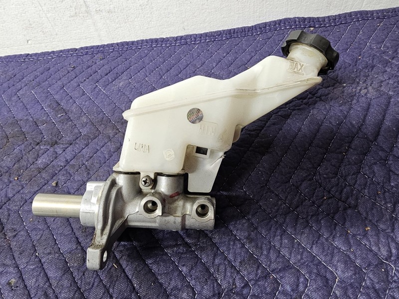 Brake Master Cylinder w/ Reservoir for Hyundai Santa Fe 2014-2017 Kia Sorento