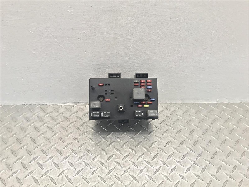 2005 2006 CHEVROLET EQUINOX 2WD ENGINE FUSE BOX OEM 15351446