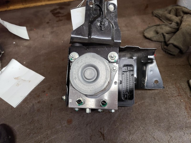 2019 NISSAN ROGUE ABS pump module assembly 2.5L 25k miles OEM 19 20
