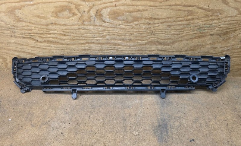 2022 2023 2024 Jeep Grand Cherokee LIMITED FRONT BUMPER LOWER GRILLE OEM