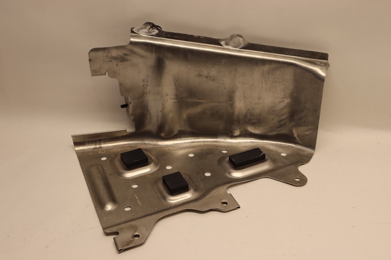 2023-2024 CHEVY CORVETTE C8 LEFT SIDE FUEL TANK STRAP MOUNT SPLASH BRACKET OEM