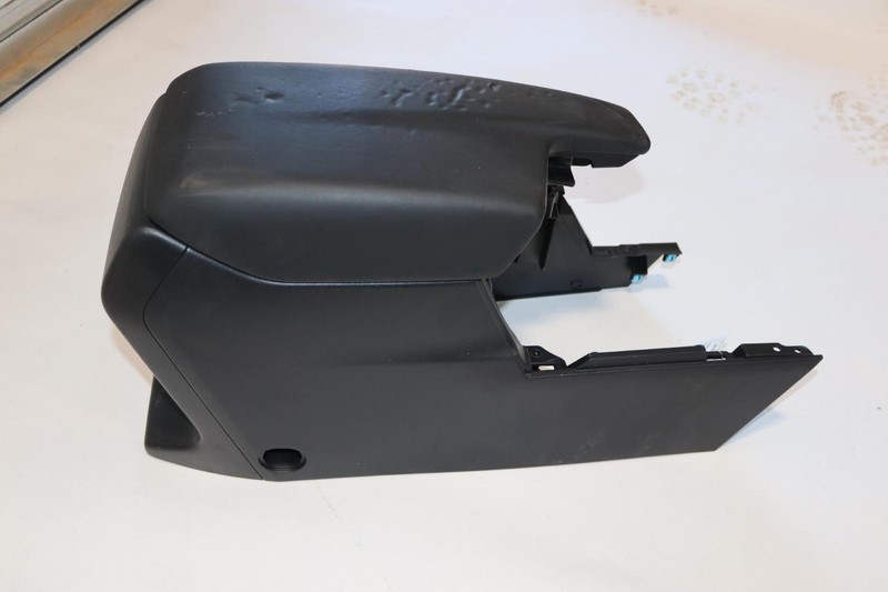 2018-2023 SUBARU CROSSTREK FRONT CENTER CONSOLE ARMREST LEATHER OEM