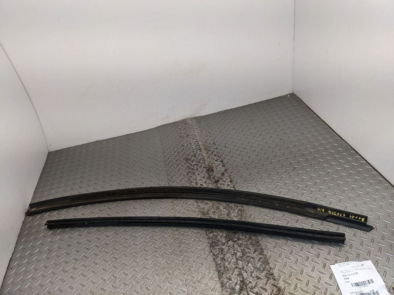 05-13 Corvette C6 RIGHT DOOR WINDOW WEATHERSTRIP INNER AND OUTER MOLDING 1184678