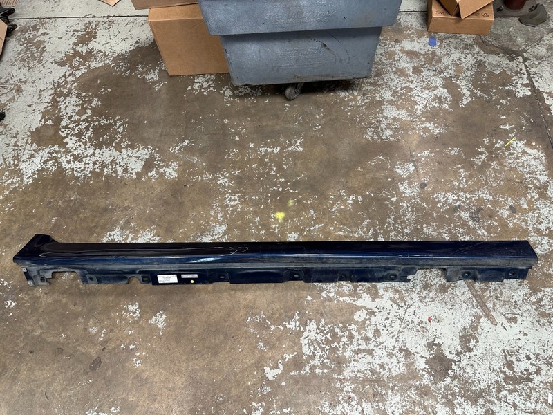 11-16 BMW 550i F10 RIGHT SKIRT ROCKER PANEL COVER MOLDING Blue A76 OEM