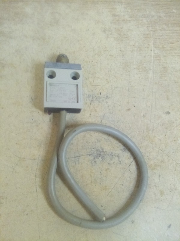 Omron D4C-2203 Limit Switch