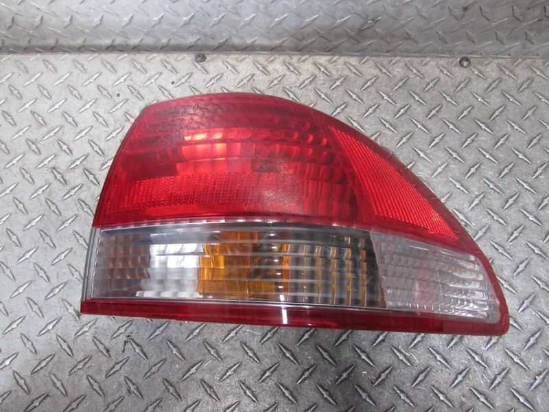 01-02 HONDA ACCORD 4DR RIGHT PASENGER REAR QUARTER PANEL MOUNTED TAIL LIGHT LAMP
