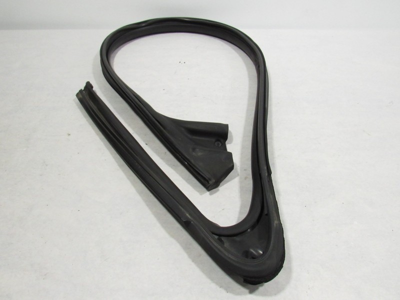 10-15 Jaguar XK XKR 2014 Left Driver Door Window Weatherstrip Rubber Seal ;:O
