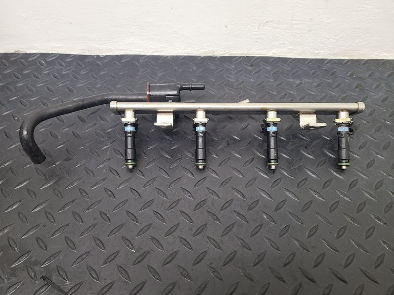 15-23 Jeep Cherokee 2.4L Fuel Injectors W/ Rail Assembly (PZEV) OEM 4627890AB
