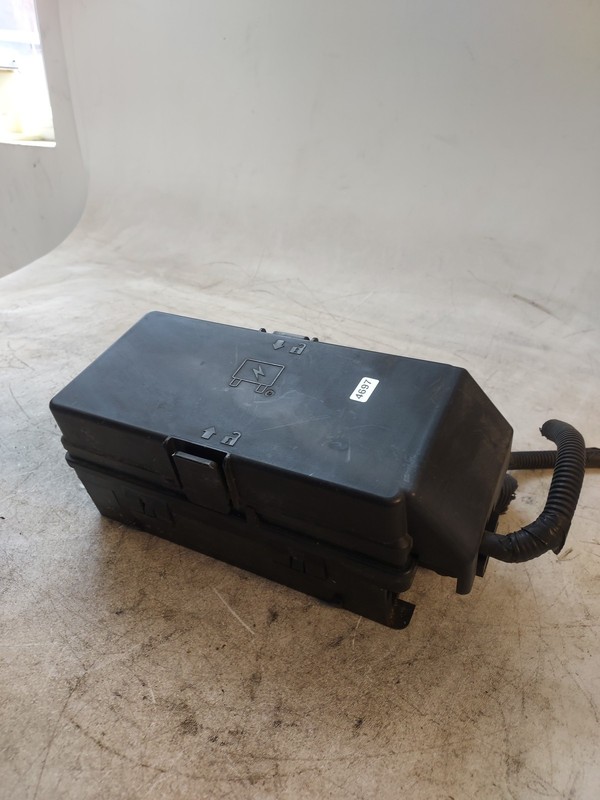 2009-2012 Chevrolet Malibu 2.4L Engine Fuse Box Assembly OEM