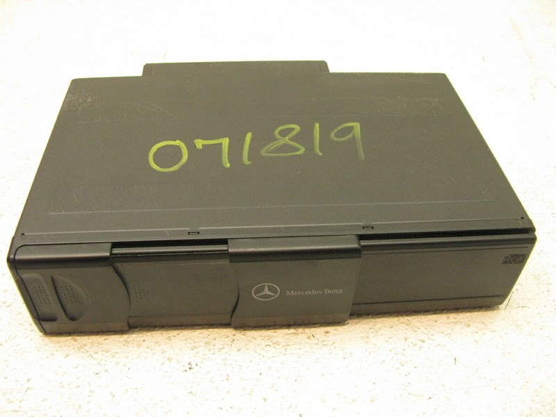 A2208274642 03-08 Mercedes CLK500 S500 CD CHANGER 6 DISK PLAYER W209 W220 071819