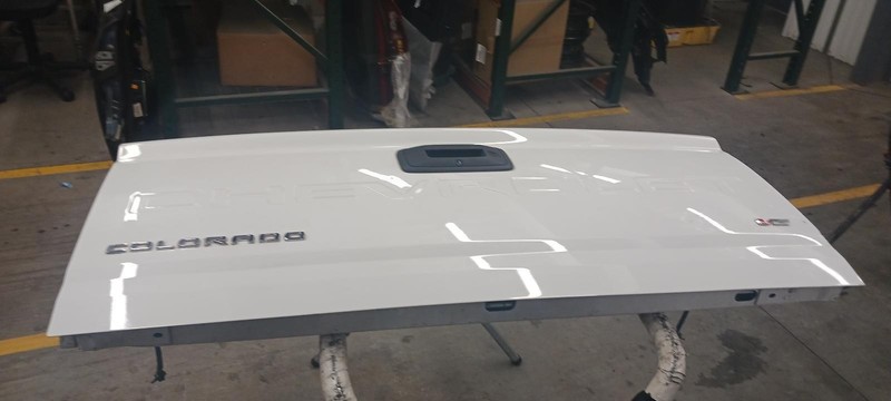 21-'22 CHEVROLET COLORADO tailgate w/assist w/camera OEM Grade A!