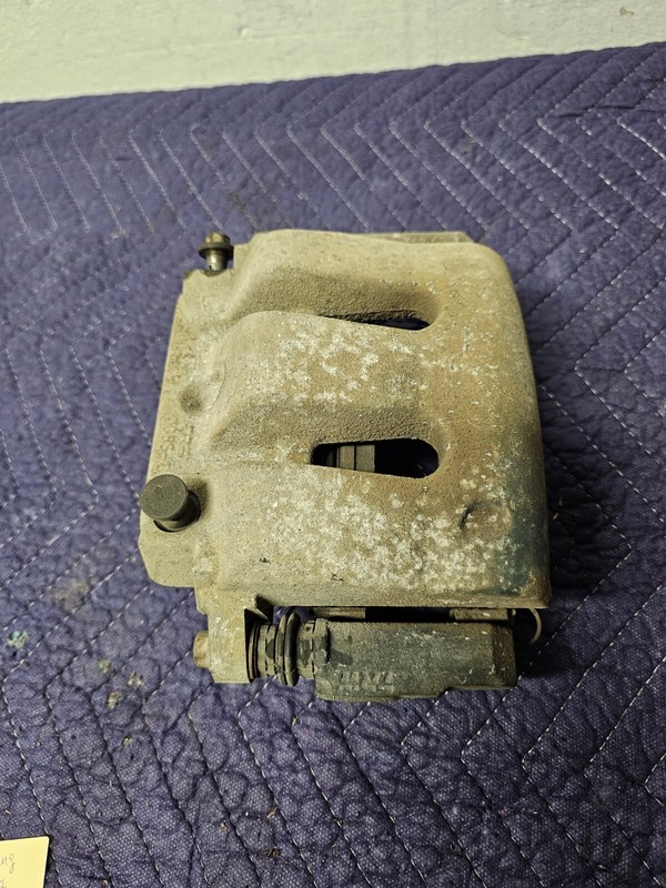 2005 - 2010 FORD MUSTANG DRIVER/LEFT FRONT BRAKE CALIPER OEM