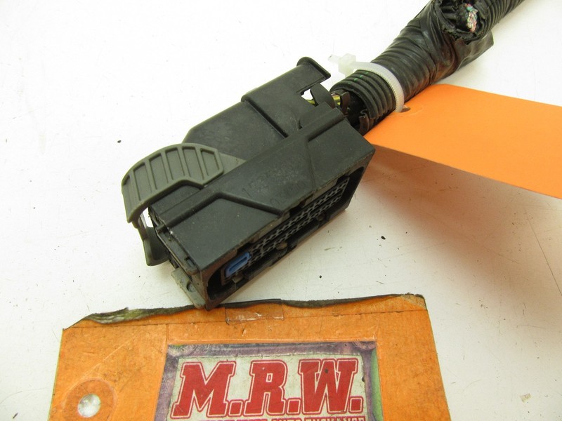 WIRE PLUG CONNECTOR OFF ENGINE COMPUTER BLACK END MODULE ECM 2.2L MOTOR ECM