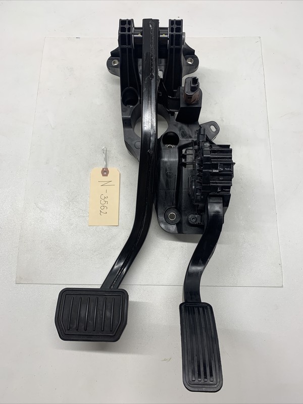 Tesla Model Y Brake and Accelerator Pedal Assembly 1188691-00-B 3562 M9