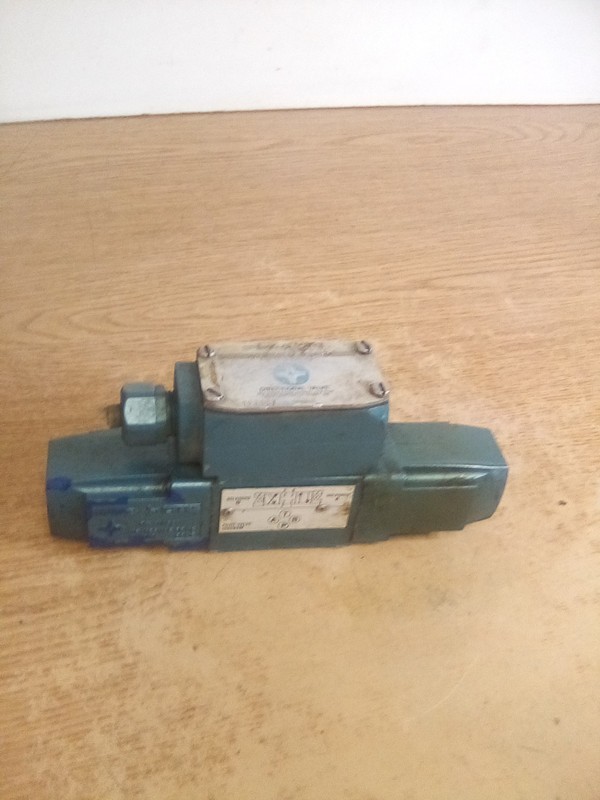 Perry Vickers DG4V-3-2C-W-B-10 Directional Valve