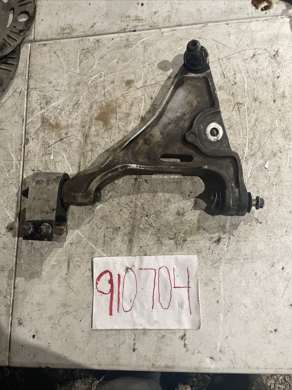 2006-11 CADILLAC DTS RH Passenger Lower Control Arm Front 15939600