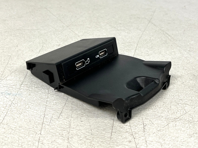 ⭐2014-2019 MERCEDES CLA250 CENTER CONSOLE MEDIA USB CHARGING PORT OEM LOT2739