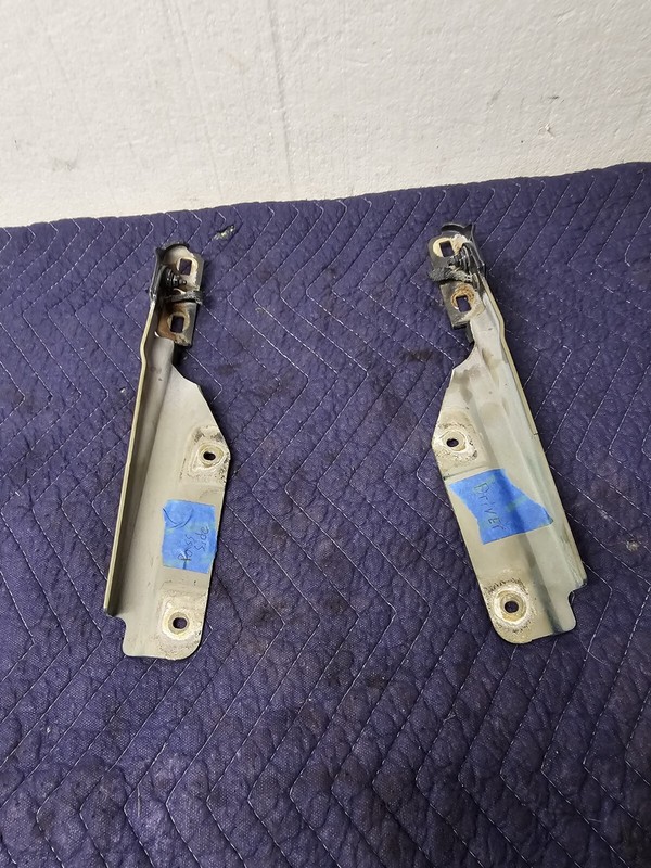 2003 Ford E350 Van Passenger Right Hood Hinge OEM D66