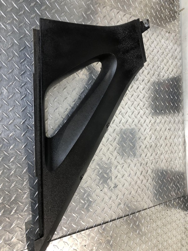 02-06 Chevrolet Avalanche Right Inner Sail Trunk Cladding Broken Tab But Mounts