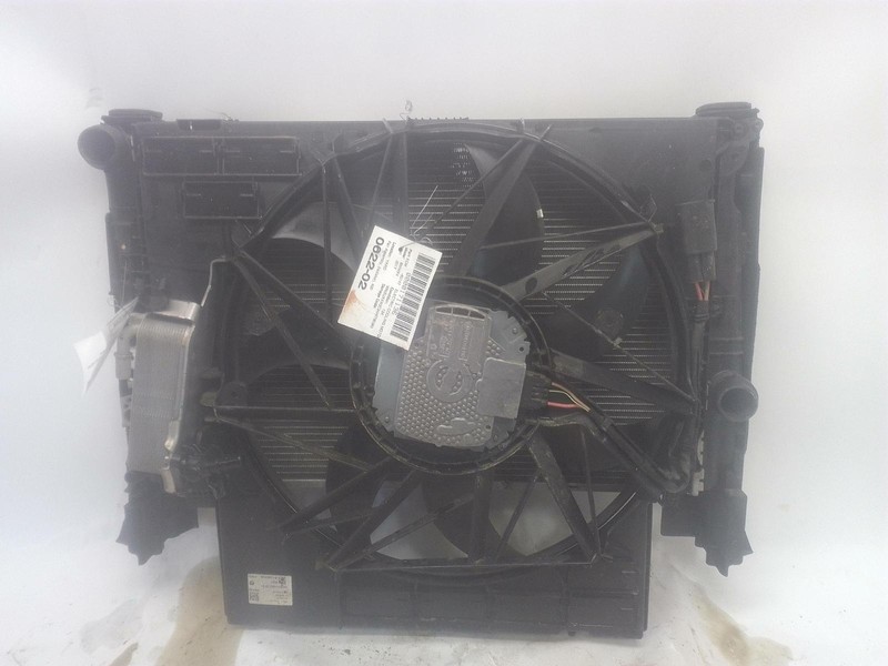 2015-2018 BMW X4 F26 2.0L ENGINE RADIATOR COOLING FAN SHROUD MOTOR W/ COOLER OEM