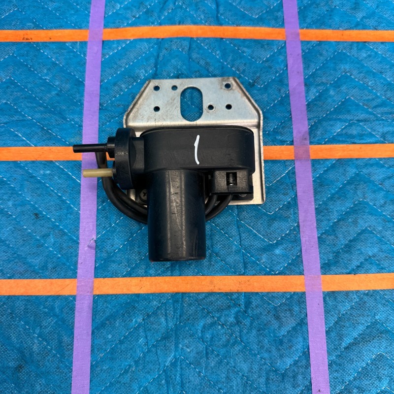 1987–1991 Volvo 780 Bertone Cruise Control Vacuum Actuator OEM 1273226