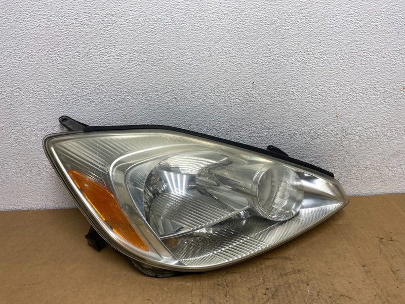 2004-2005 Toyota Sienna Driver Right Passenger Halogen Headlight OEM AD1326 DW