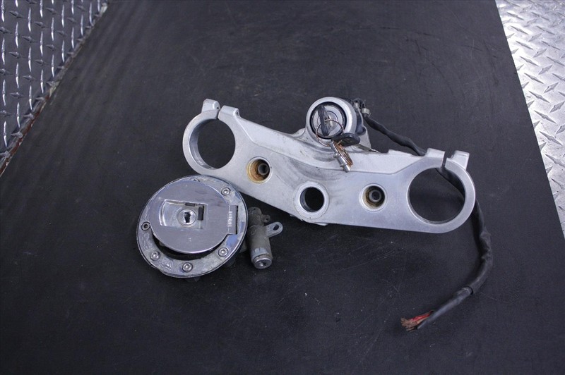 91 YAMAHA FZR 1000 UPPER TRIPLE TREE CLAMP IGNITION SWITCH GAS CAP KEY FZR1000