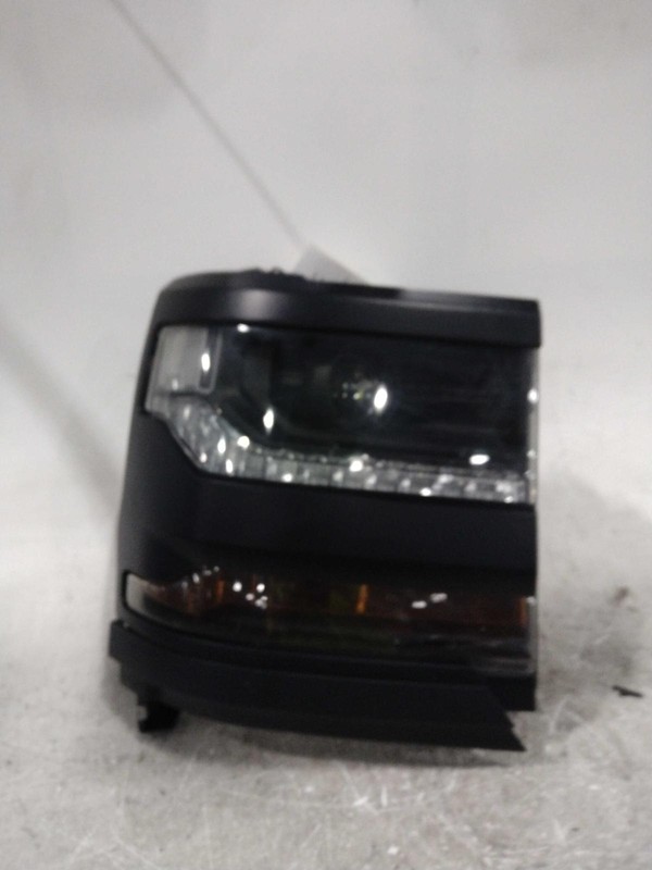 Used Right Headlight Assembly fits: 2017 Chevrolet Silverado 1500 pickup body co