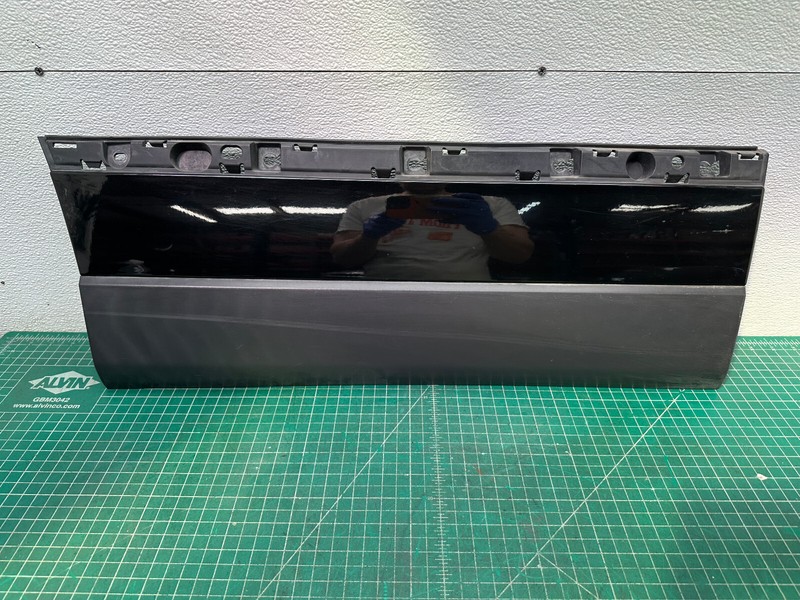 13-22 Range Rover L405 REAR RIGHT PASSENGER DOOR LOWER MOLDING OEM