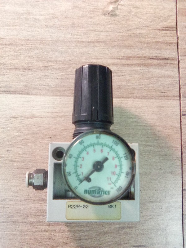 Numatics R22R-02G Pneumatic Air Pressure Regulator W/Pressure Gauge