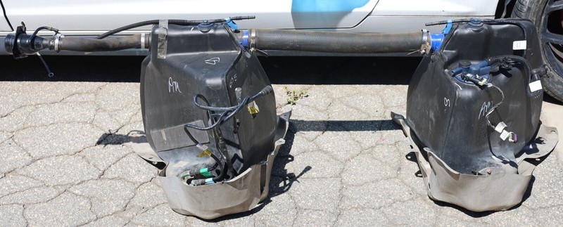 2000 Chevrolet Corvette C5 Left Right Fuel Gas Tanks Set w/ Crossover Line USED